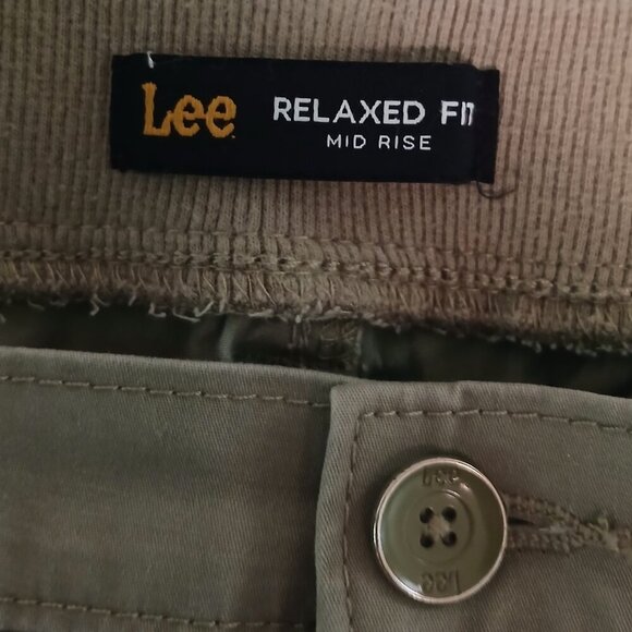 Lee Relaxed Fit Midrise Green Cargo Shorts Sz 10 - Picture 2 of 9